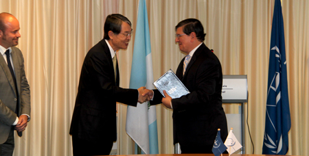 ICC President Sang-Hyun Song, in the presence of Mr Philippe Brandt, representing the Assembly of States Parties, presents Ambassador of Guatemala, H.E. Mr Julio Roberto Palomo Silva, with a special edition of the Rome Statute © ICC-CPI